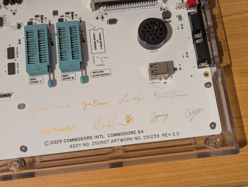 Datei:C64U Mainboard Unterschriften.jpg