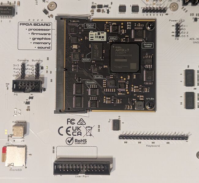 Datei:C64U Mainboard FPGA Board.jpg