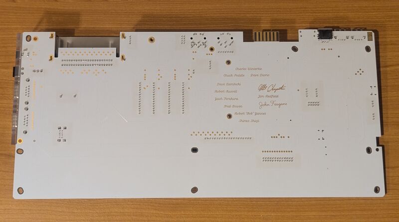 Datei:C64U Mainboard Unterseite.jpg