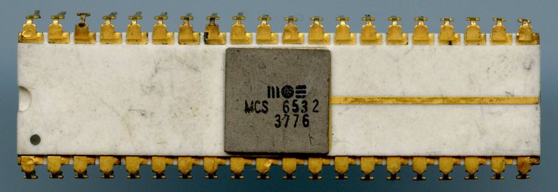 Datei:MOS Technology 6532.jpg