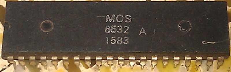 Datei:MOS Technology 6532A.jpg