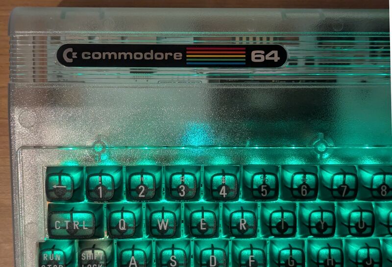 Datei:C64U SE beleuchtet Logo.jpg