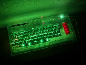 Commodore 64 Ultimate Starlight Edition, eingeschaltet, beleuchtet, Shift Lock aktiviert.