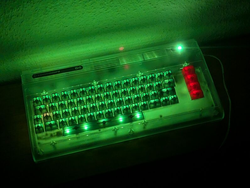 Datei:C64U SE beleuchtet.jpg