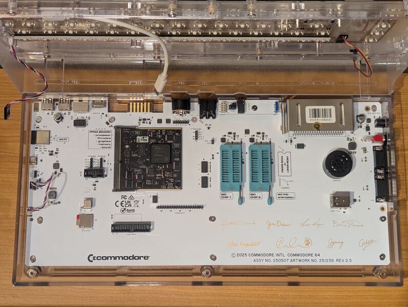 Datei:C64U Mainboard.jpg