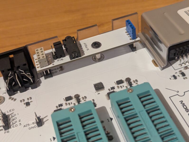 Datei:C64U Mainboard Audio Riser.jpg