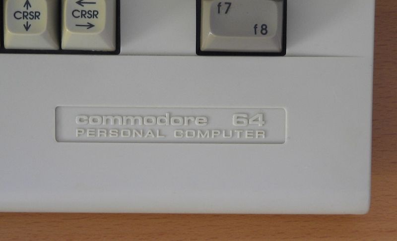 Datei:C64C Logo Engraved Bamse.jpg